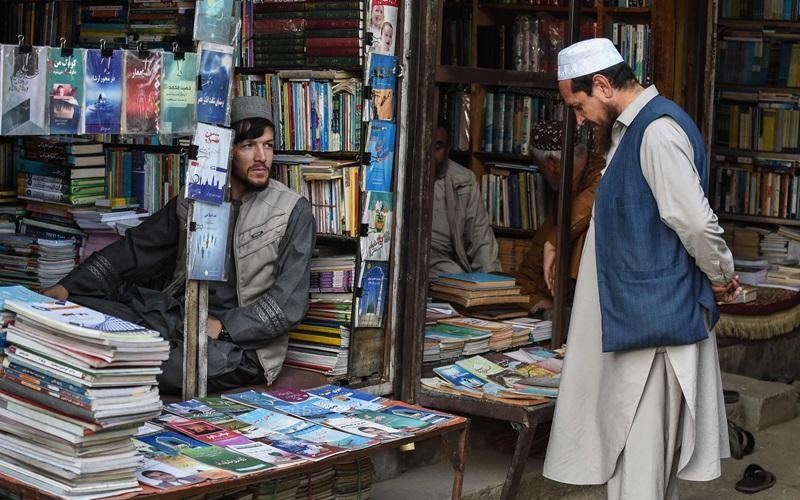 “طالبان” تكافح الأعمال الأدبية “غير الإسلامية” على رفوف المكتبات