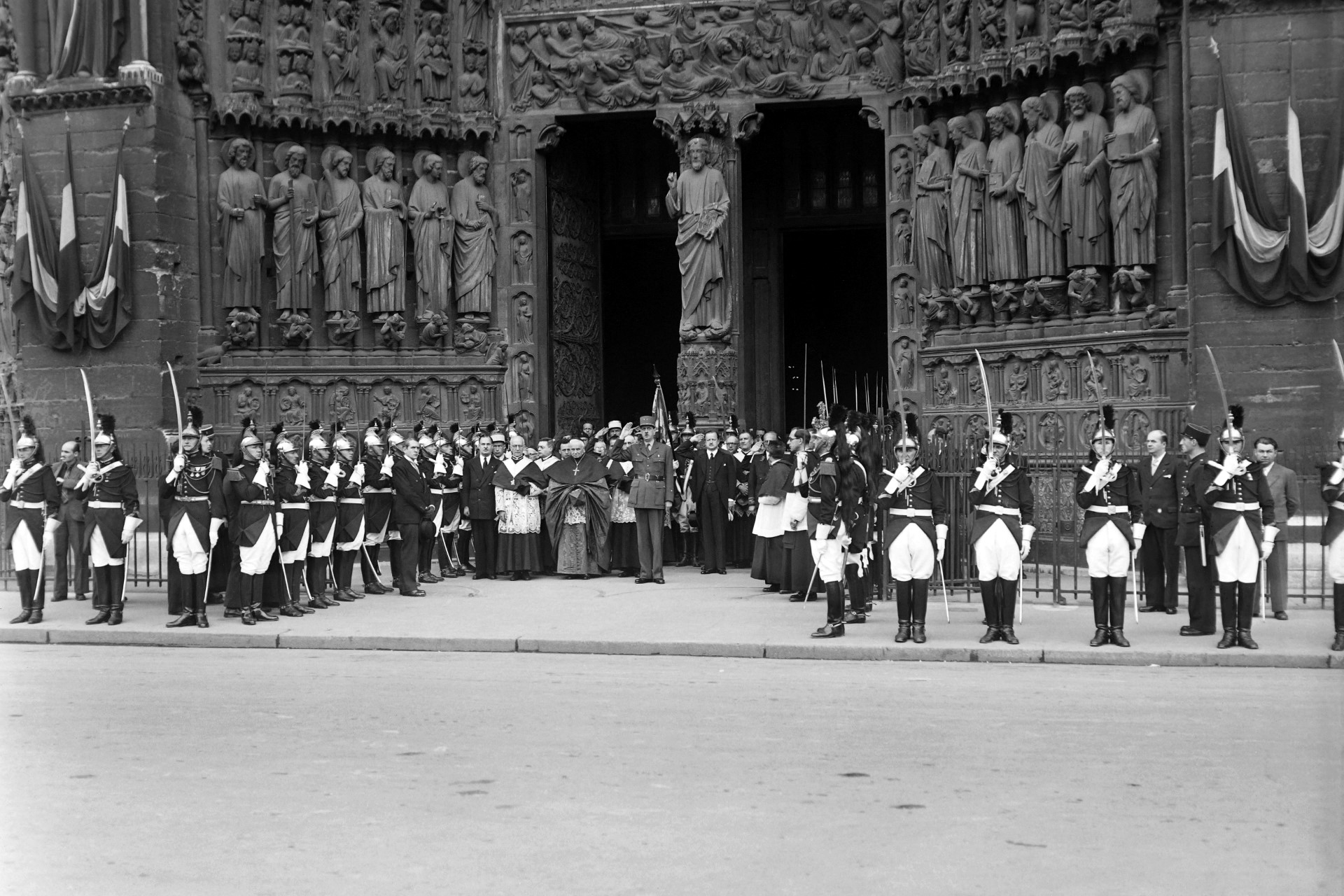 AFP__20211027__9L37ZL__v7__Preview__FranceCeremonyDeGaulle1945.jpg