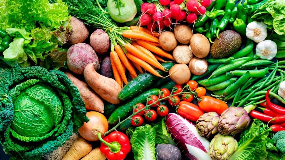الثوم يتراجع 20 جنيهًا.. أسعار الخضروات والفاكهة اليوم في سوق العبور