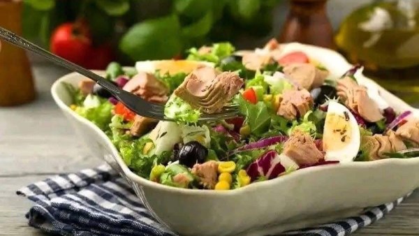 لذيذة وسهلة.. طريقة تحضير سلطة التونة بالخطوات