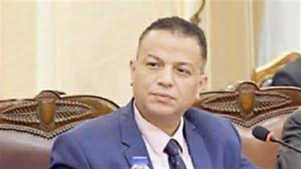 بكالوريا أم ثانوية عامة؟.. خبير تربوي يحسم الجدل
السبت 30/08/2025 07:15 م
في وقتٍ تتزايد فيه حيرة آلاف الأسر بين نظام البكالوريا والثانوية العامة، خرج الدكتور محمد كمال، أستاذ القيم والأخلاق بجامعة القاهرة والخبير التربوي، ليقدّم ما وصفه بـ"كلمتين في دقيقتين" تحدد الطريق الأنسب لكل طالب، بعيدًا عن الصورة النمطية التي تجعل كل ابن "مجدي يعقوب أو أحمد زويل" في نظر أسرته. وقال