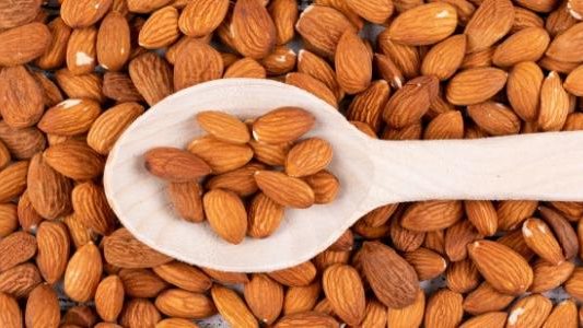 ماذا يحدث للجسم عند تناول اللوز المنقوع لمدة شهر؟