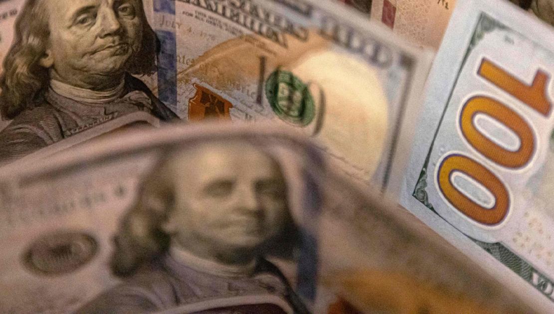 الدولار يستقر قرب أعلى مستوى في أسبوعين