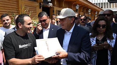 رئيس الوزراء يسلم عددا من العقود للمستفيدين من أصحاب الأكشاك من المنتقلين من سور الأزبكية القديم للسوق الجديدة
