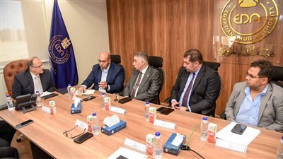 رئيس هيئة الدواء يبحث مع شركتي “هيلث فلو” و”فيكسد مصر” آليات تنفيذ مشروع الروشتة الرقمية لدعم الخدمات الصحية