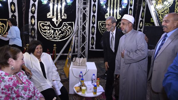 في أجواء روحانية.. احتفالية المولد النبوي وتكريم حفظة القرآن بجائزة "مؤمنة كامل"
الثلاثاء 09/09/2025 02:46 م
– بحضور أئمة الأزهر ورجال الدين وقيادات من محافظه الجيزه ورموز قريه بشتيل. شهدت محافظه الجيزه منطقه بشتيل الوراق مساء أمس احتفالية كبرى بمناسبة المولد النبوي الشريف، نظمتها مؤسسة مؤمنة كامل، وذلك في إطار رسالتها لدعم حفظة القرآن الكريم وتشجيع الأجيال الجديدة على الارتباط بالكتاب والسنة وأصول اللغه