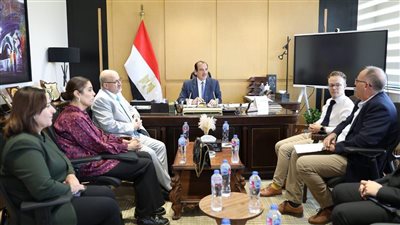 نائب وزير الصحة يعقد اجتماعًا مع وفد اللجنة الدولية للاعتماد في مكافحة مقاومة المضادات الحيوية