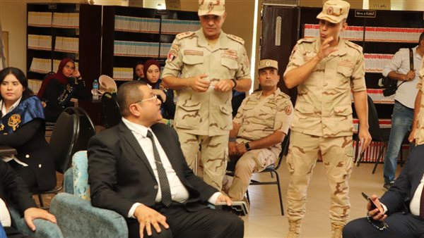رئيس جامعة سوهاج يصطحب طلابه فى جوله موسعة داخل كلية الضباط الإحتياط