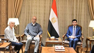 بالصور.. أشرف صبحي وزير الرياضة يلتقي رئيس الاتحاد الدولي للاسكواش