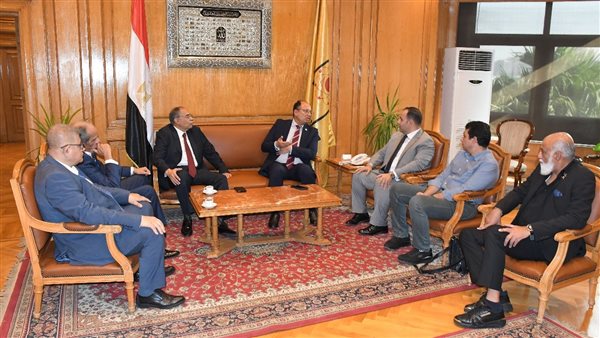 اجتماع تنسيقي بين رئيس جامعة حلوان وشركة وادي النيل لمتابعة مشروعات الإنشاءات