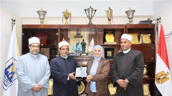 وفد من الأزهر الشريف يهنئ مدير تعليم القاهرة بتولي منصبها الجديد