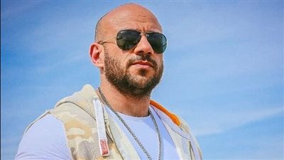 بعد إعلان انفصاله عن مي كمال.. كم عدد زيجات أحمد مكي؟