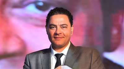 الشاعر نادر عبد الله يستحوذ على جائزة الإبداع في احتفالية دير جيست 2025.. صور