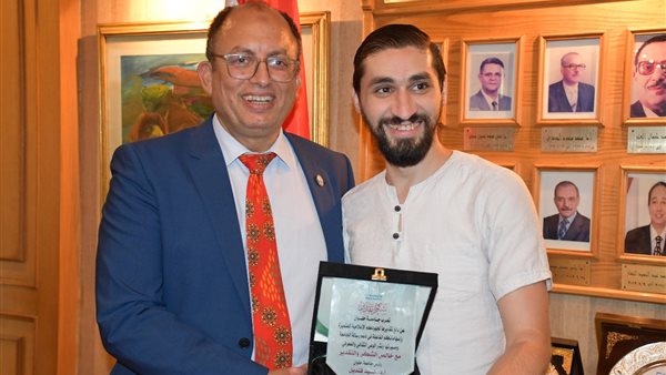 رئيس جامعة حلوان يكرم محرر “كشكول” في بداية العام الدراسي الجديد