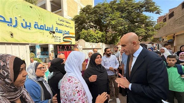“عبداللطيف” يلتقي أولياء الأمور ويراجع مخازن الكتب المدرسية