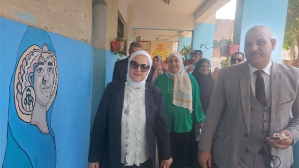 مديرة التعليم بالقاهرة تُشرف على تسليم الكتب الدراسية للطلاب في إدارة السلام