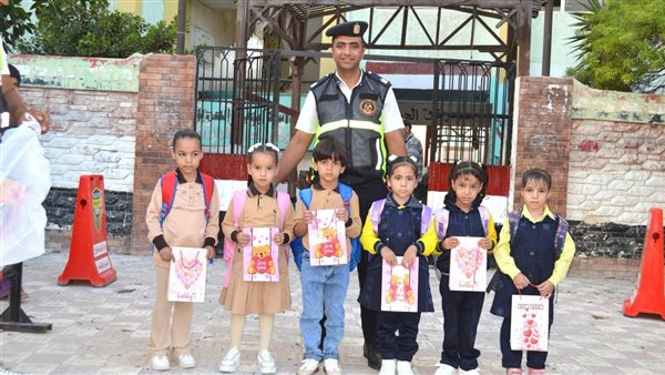 ضباط مرور مطروح يلتقطوا صور تذكارية مع التلاميذ بأول أيام الدراسة