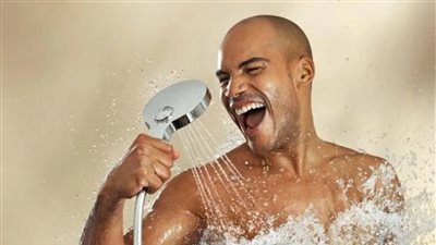 القضية أعقد من امتحان فيزياء.. هل الأفضل الاستحمام في الصباح أم في المساء؟