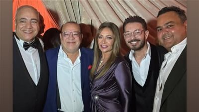 أحمد زاهر يهنئ بيومي فؤاد بزفاف نجله: ألف مبروك لأخويا ربنا يسعدهم 

  السبت 27/09/2025 08:58 م
يستعرض موقع تحيا مصر في هذا المقال تفاصيل تهنئة الفنان أحمد زاهر للفنان بيومي فؤاد بزفاف نجله محمد الذي شهد حضور ضخم لنجوم الفن