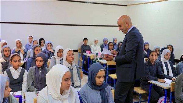 “عبداللطيف” يفاجئ مدارس إدارتي السنطة وشرق طنطا بجولة تفقدية
