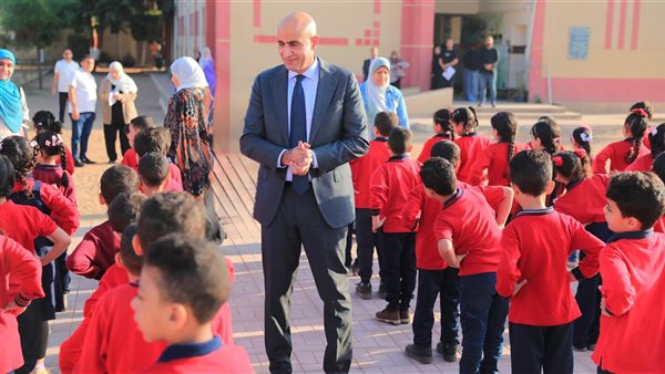 “عبداللطيف” يتابع مستوى التحصيل الدراسي للطلاب.. ويؤكد أهمية مادة البرمجة