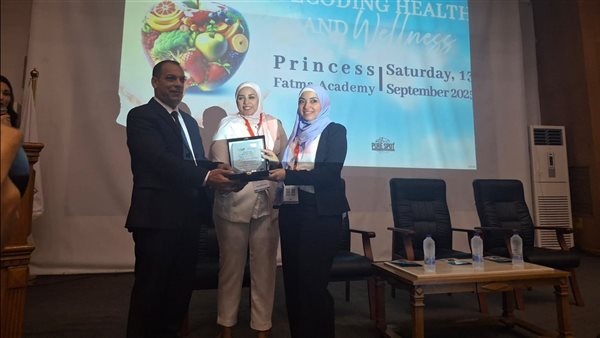تكريم عدد من الأساتذة بـ”صيدلة حلوان” خلال مؤتمر “Decoding Health and Wellness”
