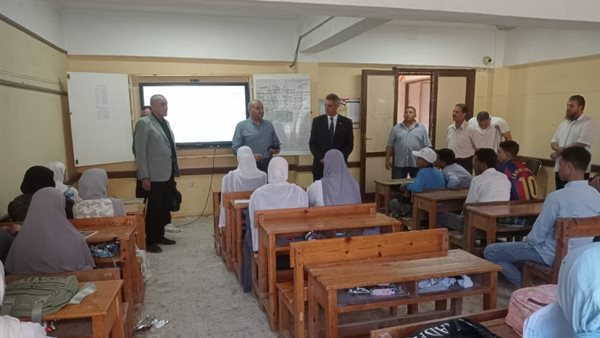 وكيل وزارة التعليم بالدقهلية يتفقد مدرسة الأمل الثانوية ببلقاس