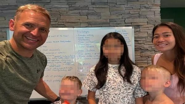 أب يستبدل المدرسة بالذكاء الاصطناعي لتعليم أطفاله