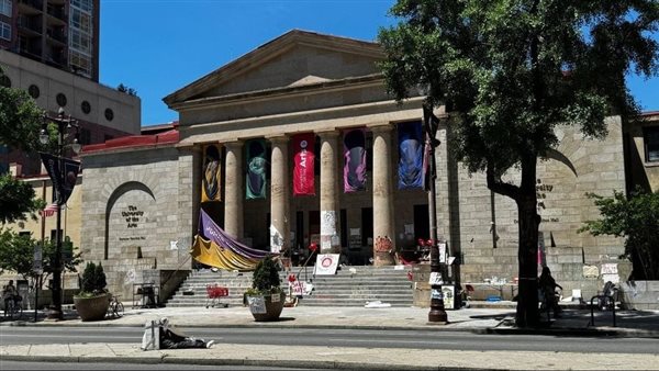جامعة الفنون في فيلادلفيا تبيع كتب الفن النادرة بعد إعلان إفلاسها
