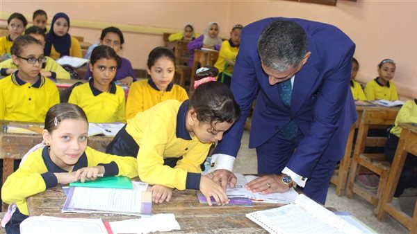 تسليم الكتب.. وكيل التعليم بالجيزة يوجه بتنفيذ 6 إجراءات مهمة