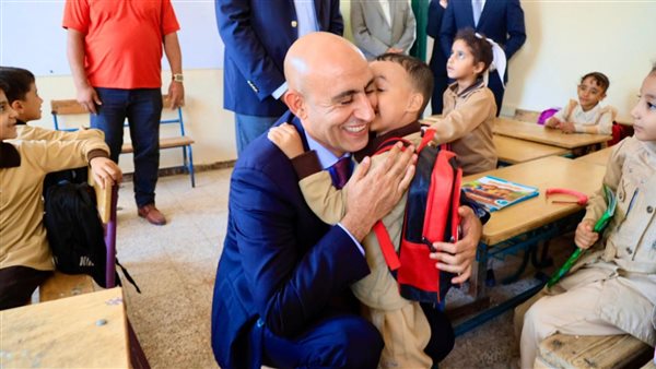 بالأحضان.. طفل بالابتدائي يستقبل وزير التعليم في المنيا (صورة)