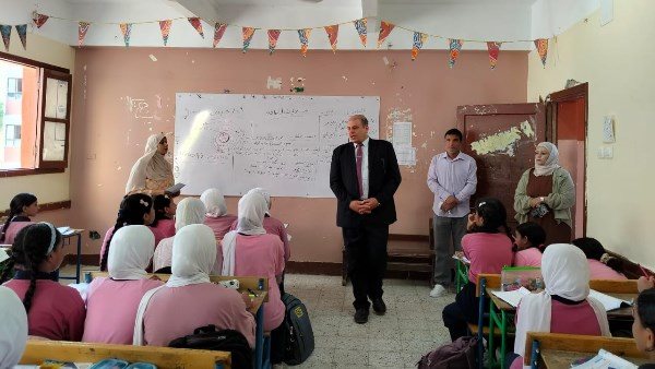 وكيل “تعليم قنا” يُشيد بالتزام “السيدة زينب الثانوية” بقواعد تأمين الأبواب