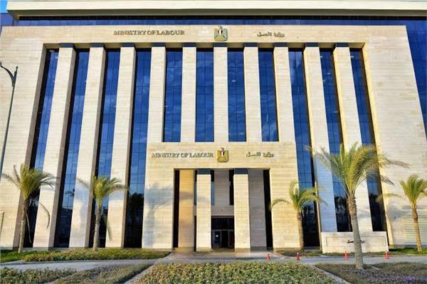 براتب يصل إلى 9000..العمل تعلن 1470 وظيفة للشباب