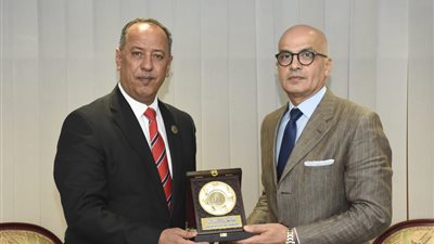 رئيسا جامعة عين شمس والأنبار العراقية يبحثان مشروعات بحثية وتبادل للبرامج الدراسية المشتركة
