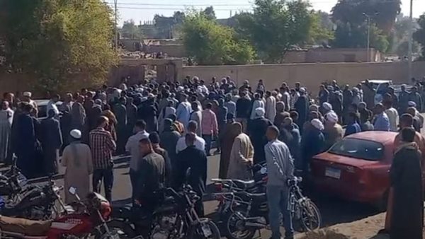 سقط وسط طلابه.. تشييع جثمان مدير مدرسة توفي بأزمة قلبية خلال عمله بقنا