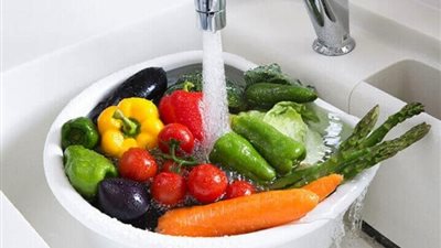أخطاء شائعة في غسل الفواكه والخضروات تؤدي إلي نقل البكتيريا الضارة