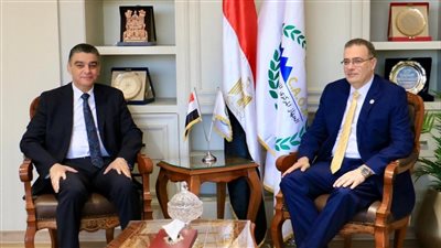 رئيس “التنظيم والإدارة” يسلم رئيس “الشراء الموحد” الهيكل التنظيمي الجديد للهيئة بعد تطويره