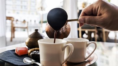 قبل أن تشرب القهوة.. تعرف على تأثيرها المباشر على أمعائك في دقيقتين