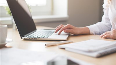 عمل عن بعد في حالة تربية أطفال ذوي إعاقة ويافتة عند تشغيل أكثر من مائة.. قانون العمل يمنح مزايا عديدة للنساء
