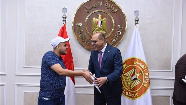 عاجل.. وزير العمل يُسلم عقود للشباب للعمل في دولة الإمارات والبوسنة والهرسك