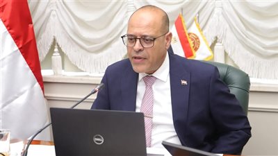 ممثلي أصحاب أعمال يتوافدون على مكاتب العمل لتوثيق العقود .. وعمال يعتمدون استقالاتهم حفاظا على حقوقهم