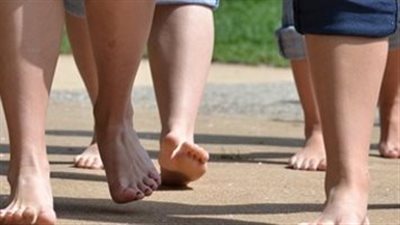 فوائد المشي حافي القدمين.. تمرين طبيعي للقدمين