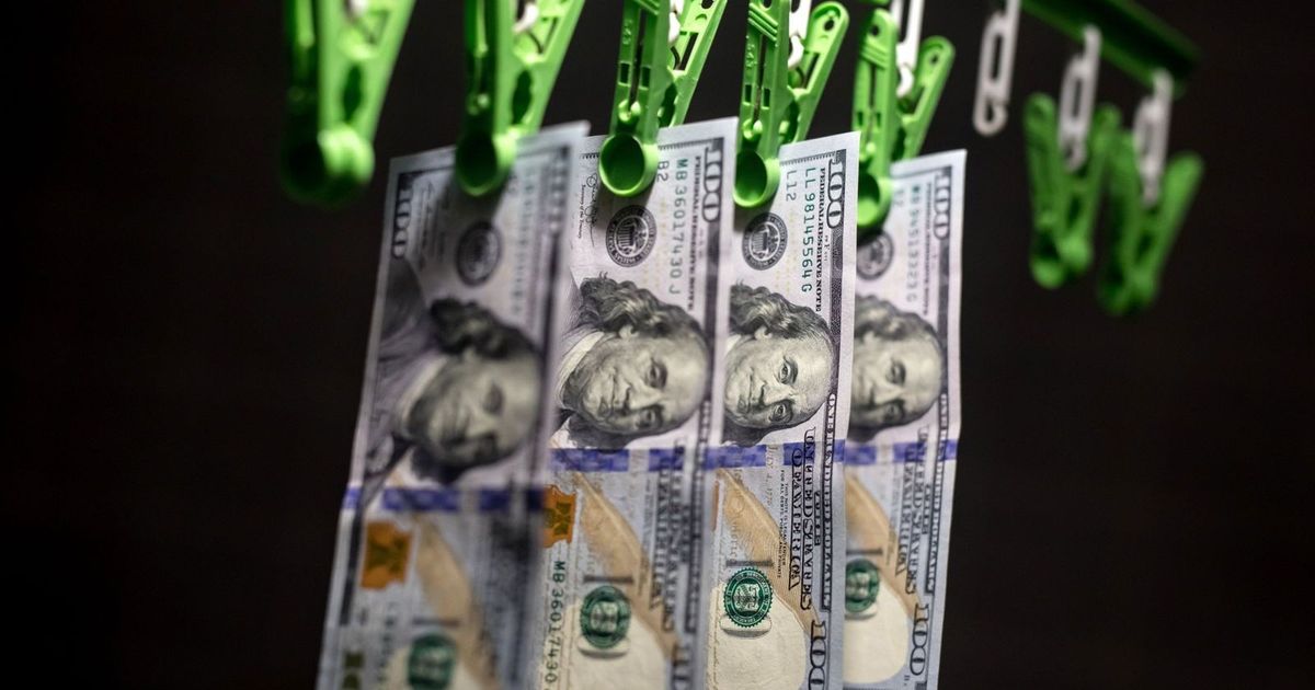 الدولار يصعد بأكبر معدل شهري مع لجوء المستثمرين للملاذات الآمنة