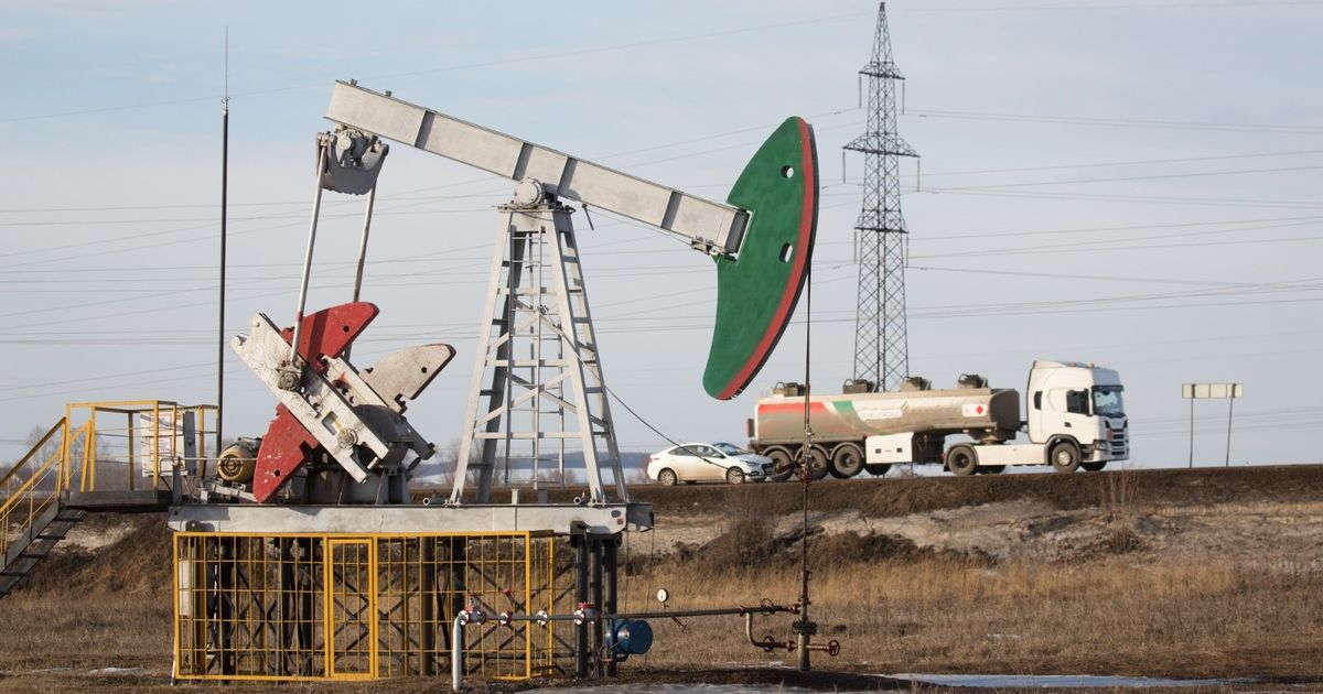 أسعار النفط تتراجع مع ترقب عقوبات أوروبية جديدة على روسيا