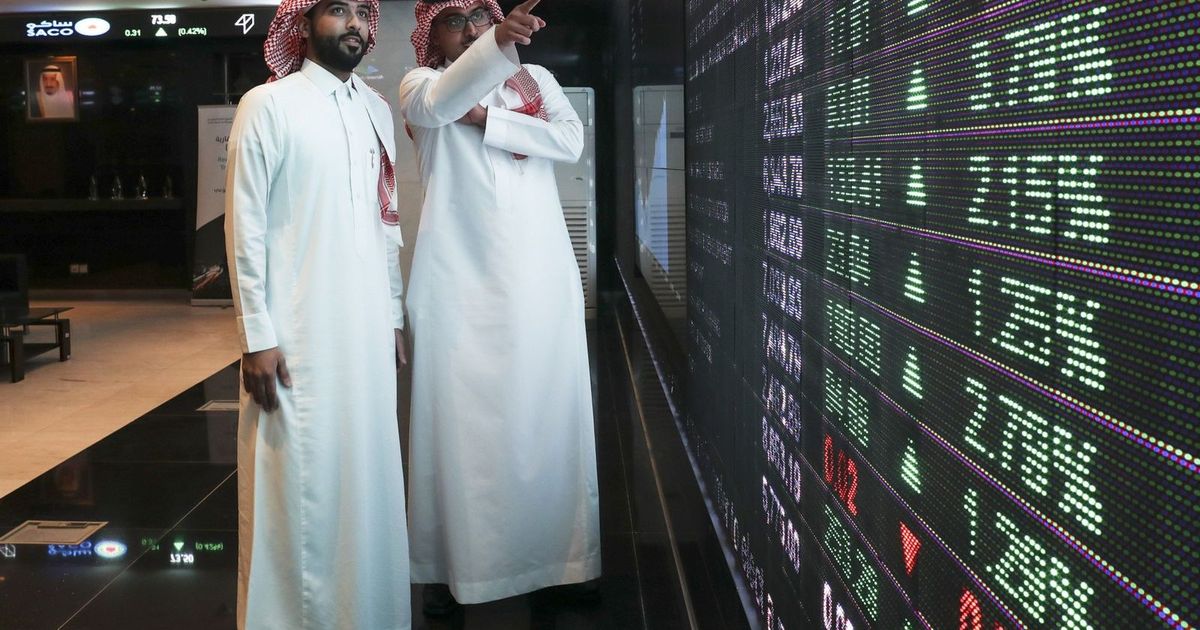 بورصة السعودية تهبط لكنها متجهة لتحقيق مكاسب أسبوعية