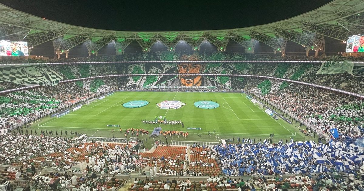 شاهد.. “تيفو عملاق” هدية الأهلي للمدرب يايسله أمام الهلال