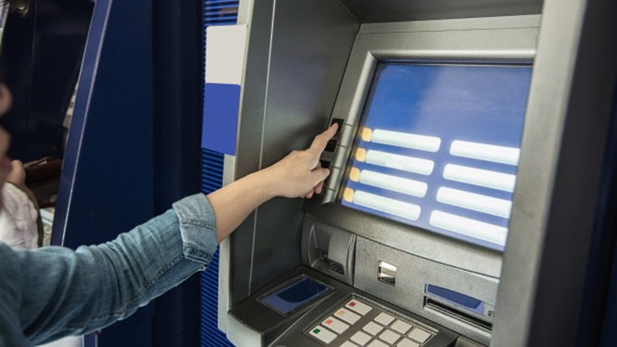 لو الماكينة بلعتها.. 5 خطوات ذكية لاستعادة الفيزا المسحوبة من ماكينة ATM| علشان متخسرش فلوسك