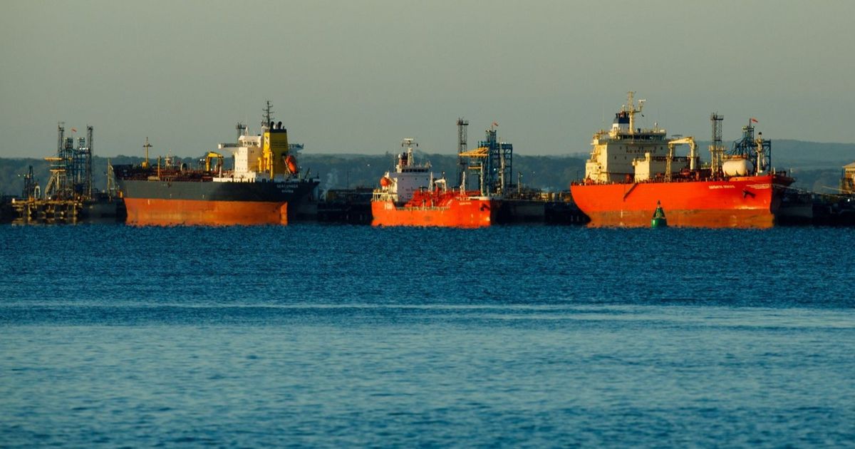 رئيس “توتال”: أسواق النفط تقلل من تأثير العقوبات على روسيا