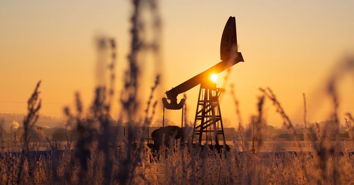 أسعار النفط تسجل مكاسب أسبوعية بعد فرض عقوبات على روسيا