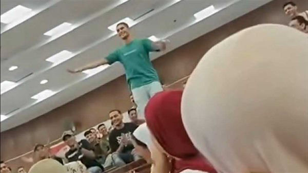 عاجل| مقطع صادم لطالب يرقص داخل المدرج.. وجامعة دمياط ترد